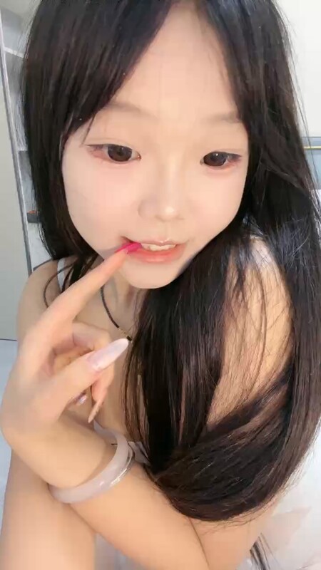 呆萌宝贝白丝情趣脱衣秀：巨乳揉捏，粉嫩小穴自慰呻吟特写，一触即发秒硬刺激！